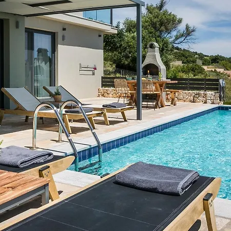Sea Front Villa *
